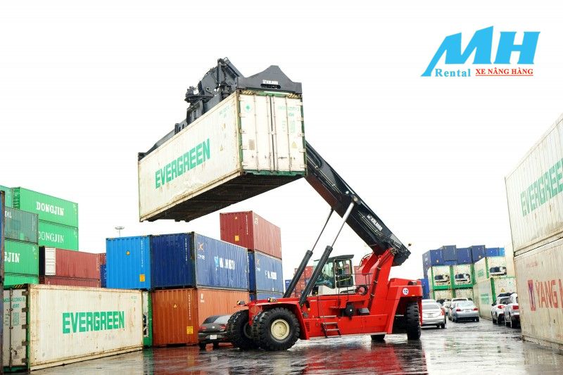 Xe nâng hàng container – bước đột phá trong vận chuyển hàng hóa